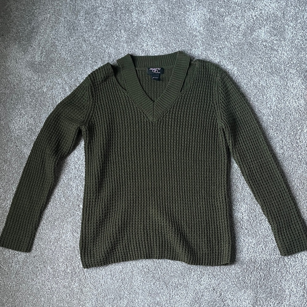 Hooked Up by IOT Green V-Neck Sweater
